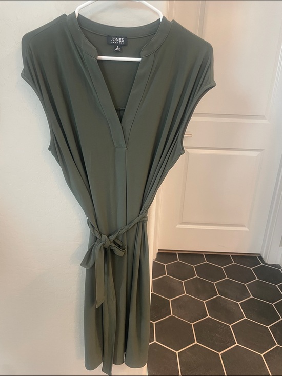 Jones New York Dresses & Skirts - Jones New York Olive Green V-Neck Midi Dress with Tie Waist